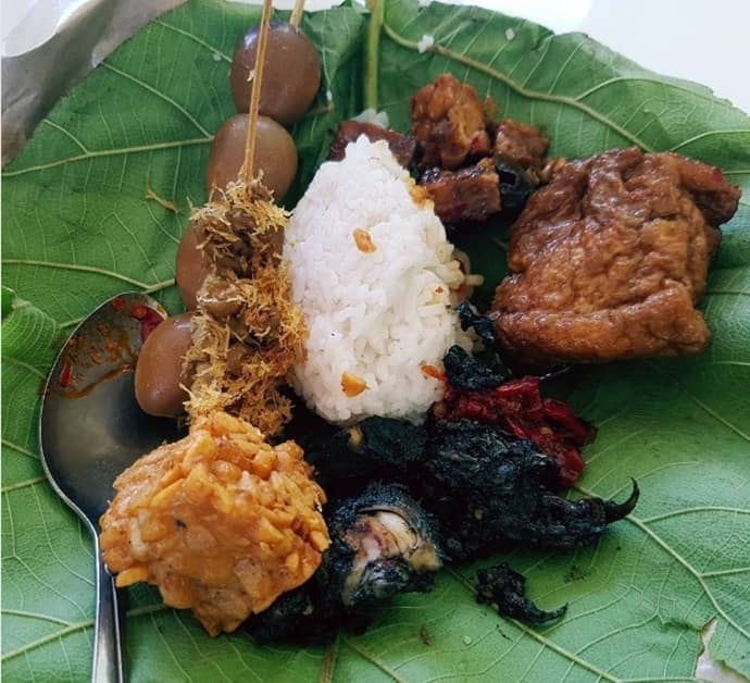 Cicipi Nasi Jamblang Bu Nur Kuliner Wajib Saat Berkunjung
