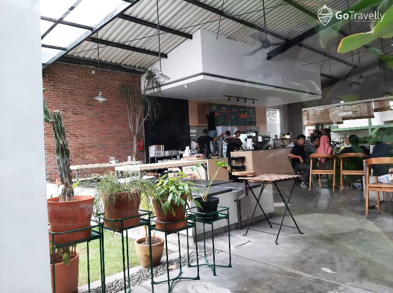 Nongkrong Fancy ala Bali di Teras Rumah Cafe Surabaya - GoTravelly