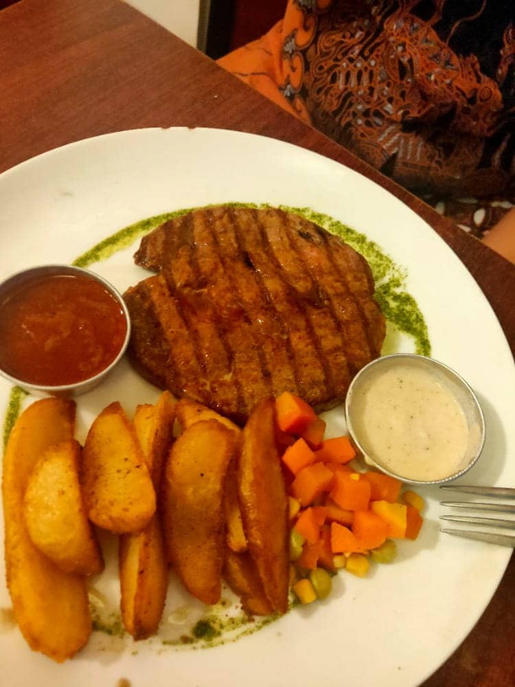Steak apling enak di Surabaya