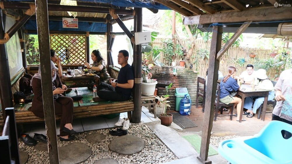rumah makan lesehan di Surabaya