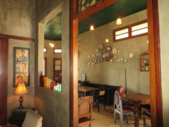 rumah opa kitchen and lounge