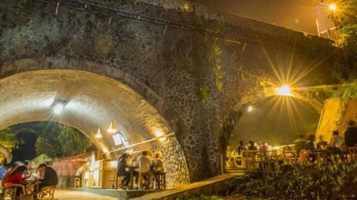 Cafe Kolong: Nongkrong Asyik di Kolong Jembatan