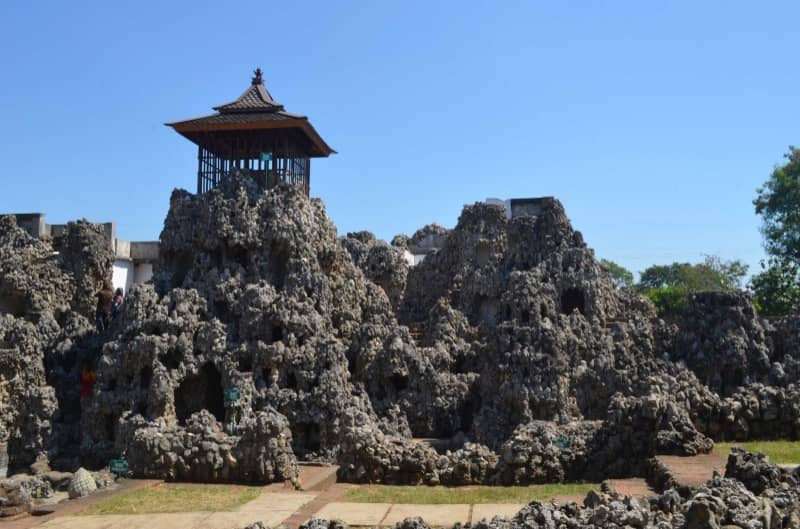 Berwisata Sejarah di Taman Wisata Goa Sunyaragi Cirebon