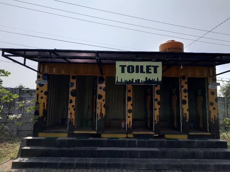 toilet di kebun kurma pasuruan