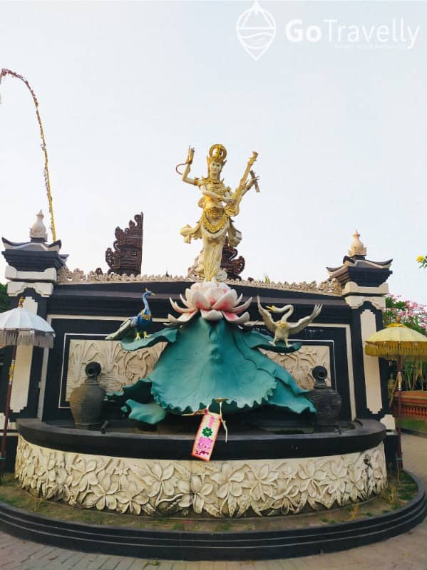 patung Dewi Saraswati di pura agung jagat karana