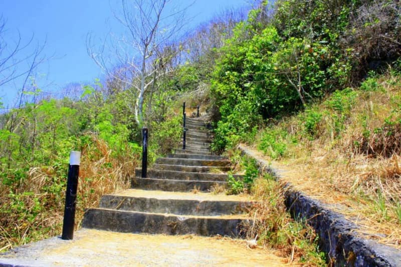 tangga menuju pantai gunung payung