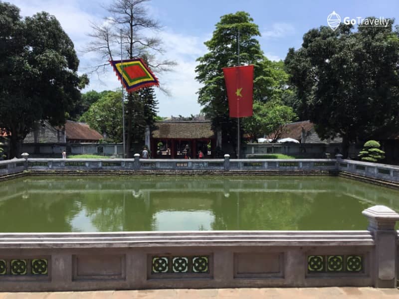 Taman di Temple of literature Hanoi