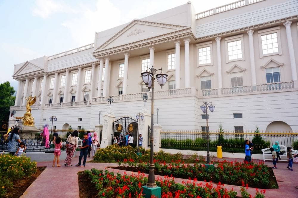 dekorasi lampu besi cor di taman museum angkut