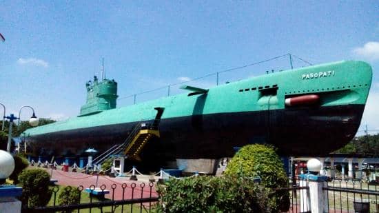 monumen kapal selam