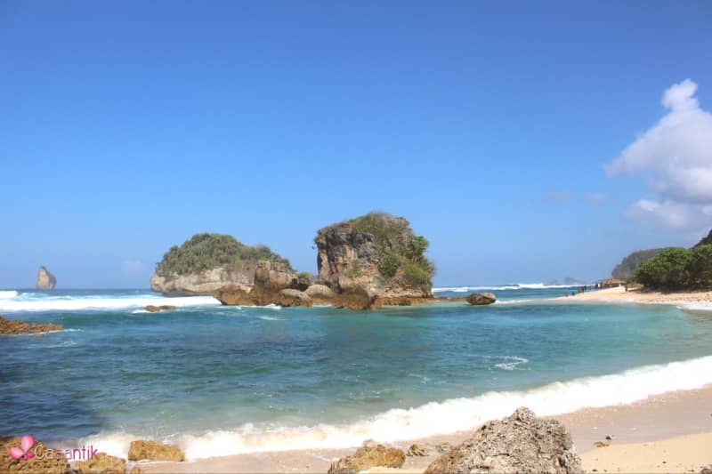 Hamparan Pasir Indah dan Ombak Tenang Bisa Ditemui di Pantai Watu Leter