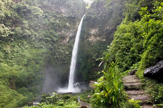 air terjun tertinggi di indonesia