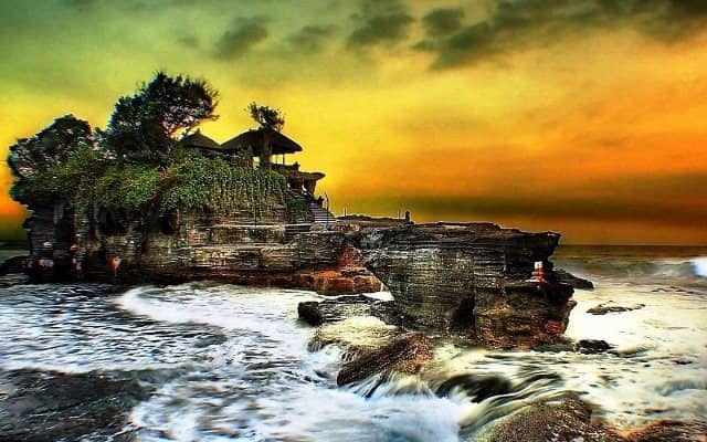 Objek wisata Pura Tanah Lot