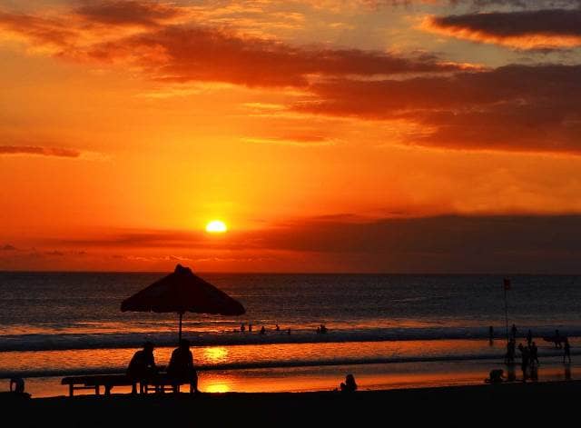 Menikmati Sunset di Pantai Kuta