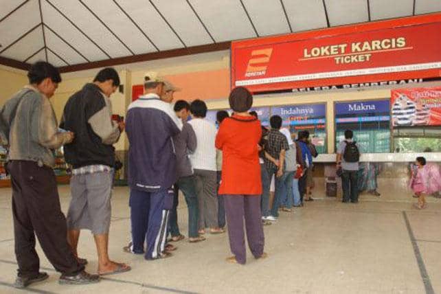 Pesan Tiket di Loket Stasiun