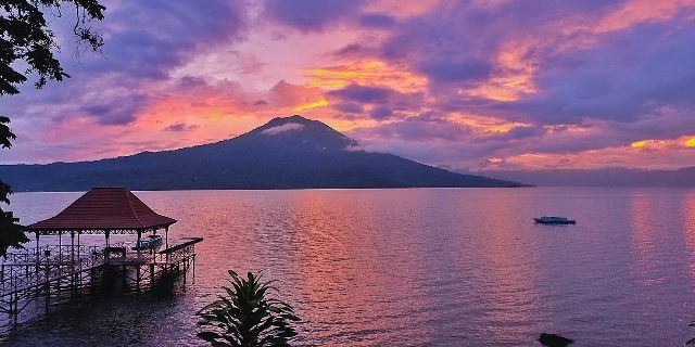 Danau Ranau dan Gunung Seminung