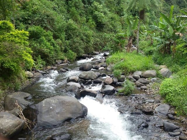 Air Terjun Banyulawe Dong