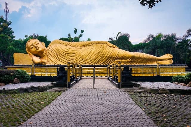 Patung Budha Tidur dan Mahavihara Majapahit