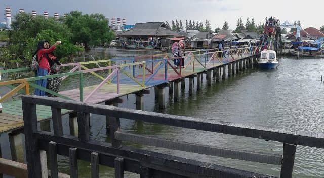 Wisata Pantai Marunda dan Jembatan Cinta