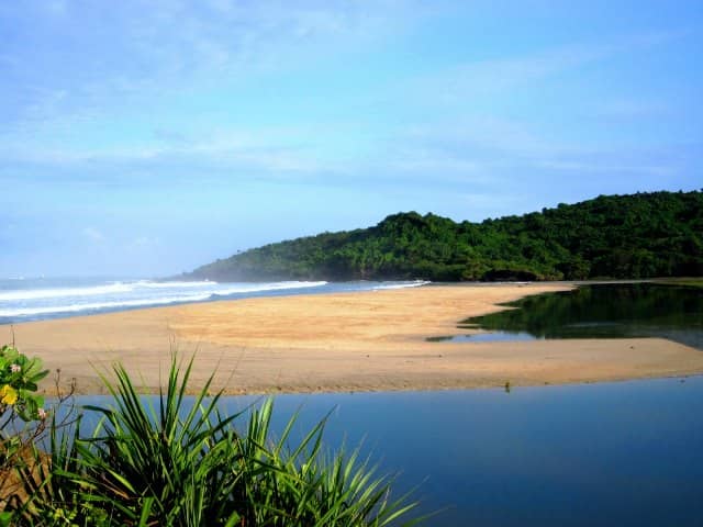 Pantai Cipanarikan