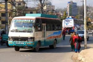 Menggunakan transportasi umum