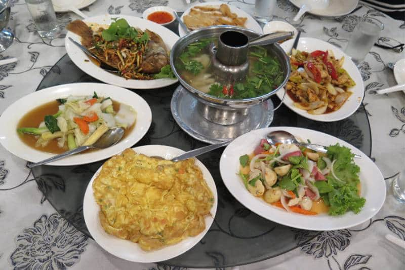 tempat makanan halal di bangkok