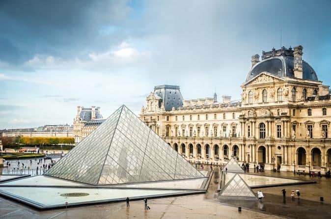  Louvre Museum 