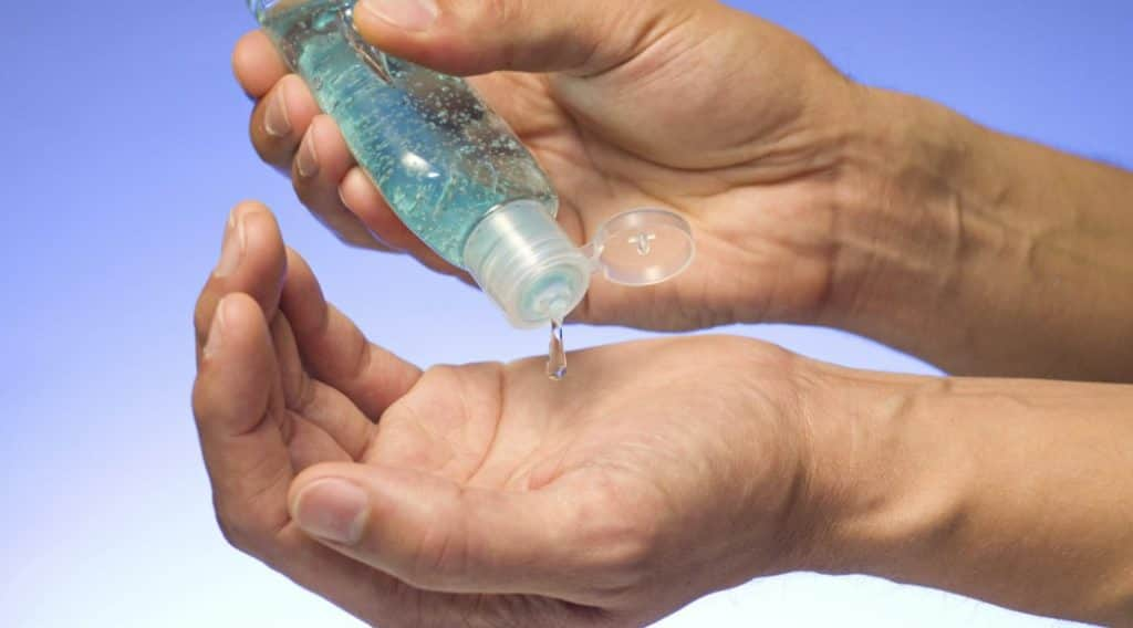 Hand sanitizer atau tisu basah