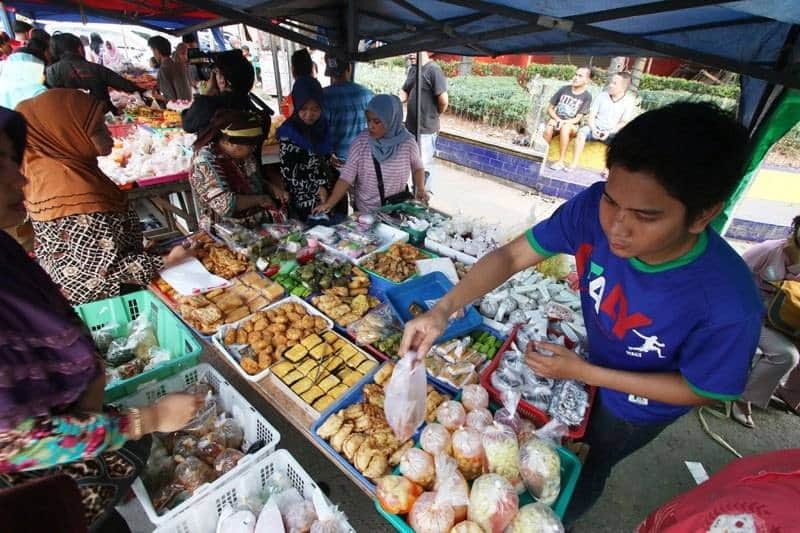 Berburu takjil di Kramat Raya