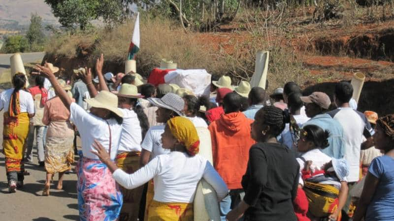 Berdansa dengan orang mati di Madagaskar