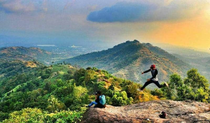  Gunung Batu Lawang