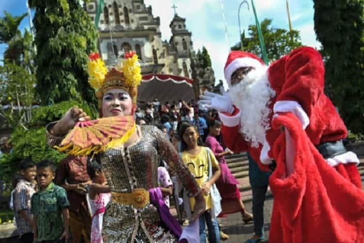 Ngejot dan penjor di Bali