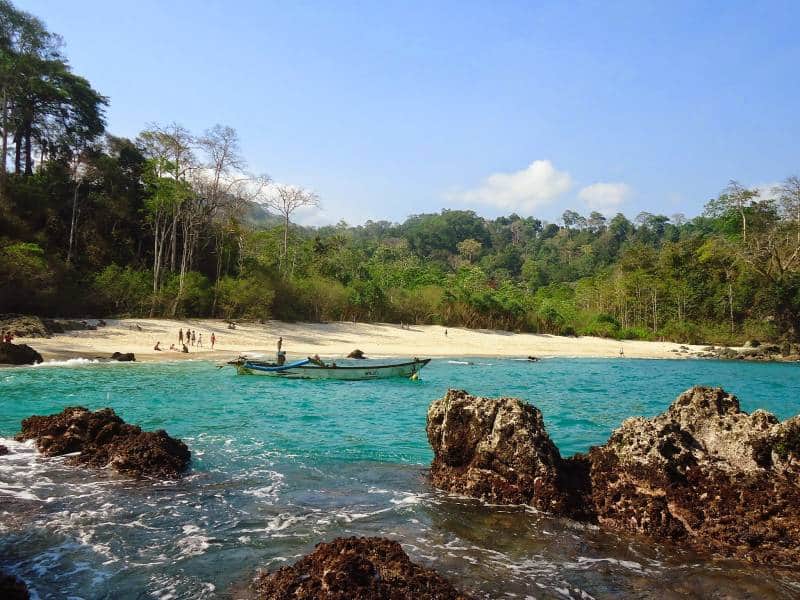 Berada di Ujung Timur Pulau Jawa berikut 10 Pantai Keren  