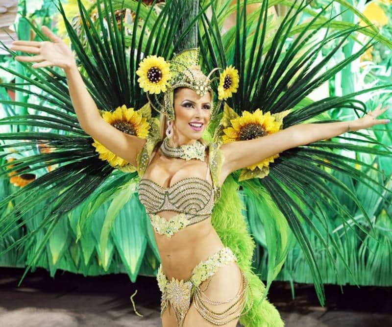 Musik dan tari menjadi ciri budaya amerika selatan. tari samba berasal dari