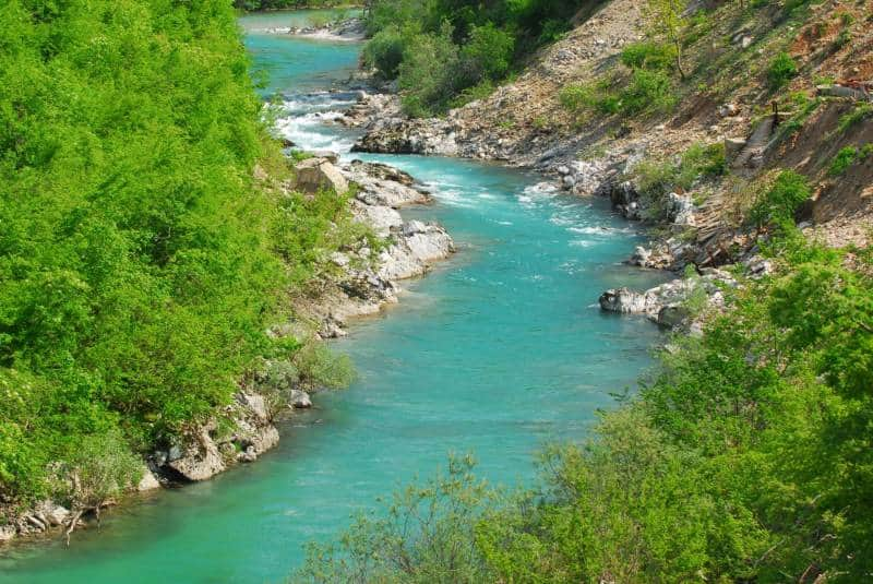 Sungai warna warni tercanrik di dunia