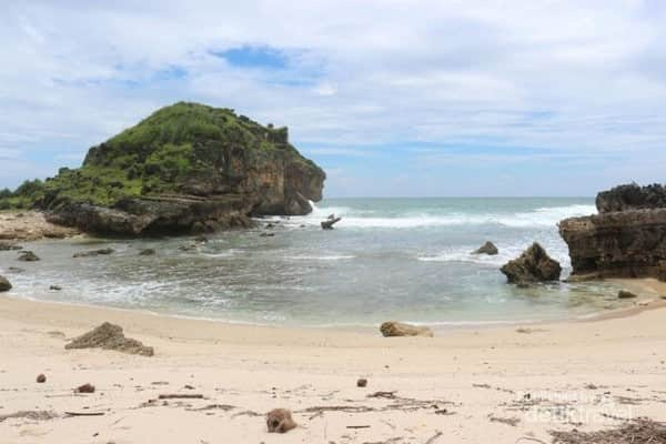 pantai keren di Pacitan