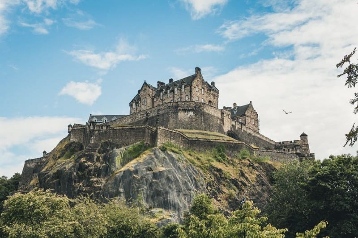 10 Tempat Wisata Menarik di Edinburgh Skotlandia