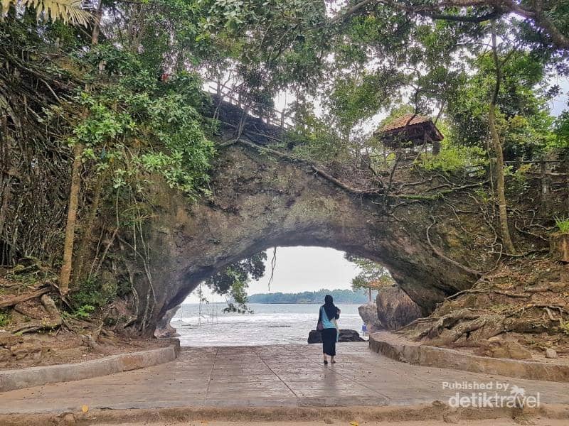 Pantai Karang Bolong