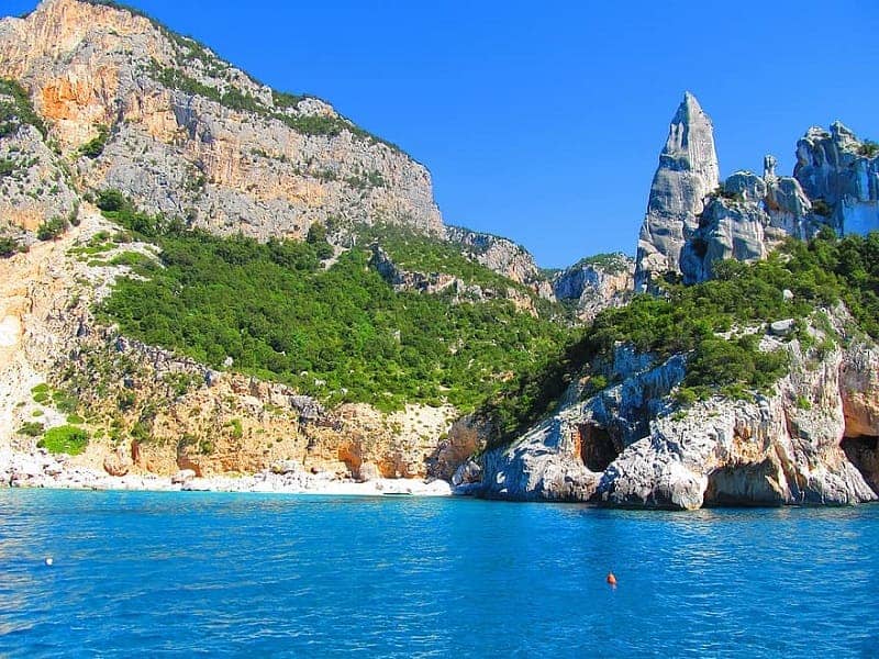 10 Pantai Terkenal di Italia dengan Air Laut Sebening Kristal