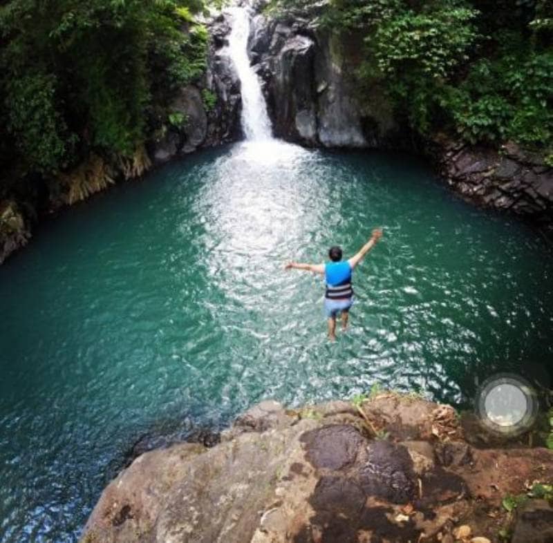 Jump Cliff & Slide di Air Terjun Aling Aling