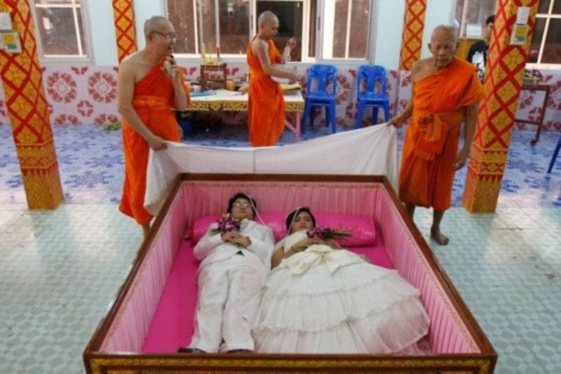 Pernikahan di dalam peti mati, di Bangkok