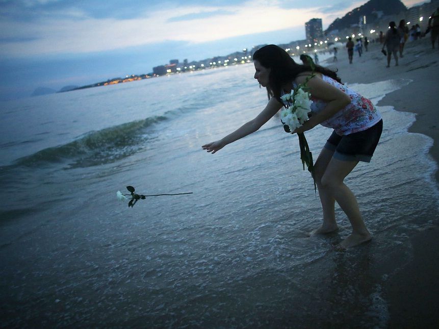 Melempar Bunga Putih ke Lautan