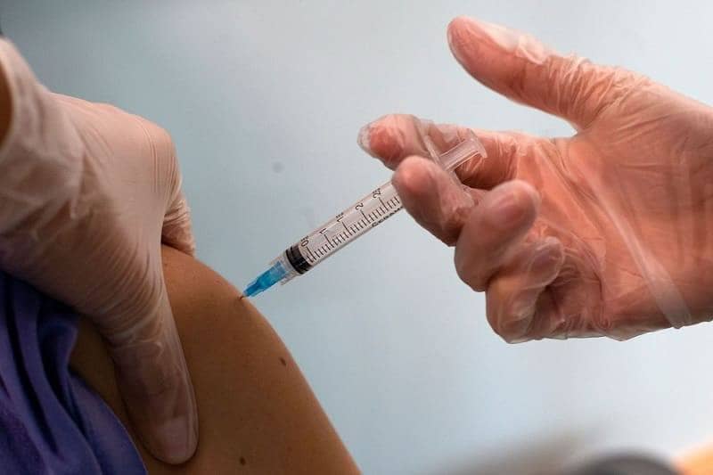Melakukan Vaksinasi