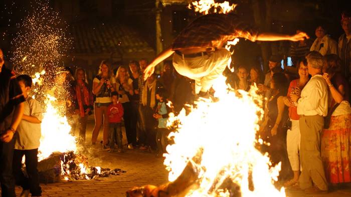 Membakar Orang-orangan Sawah – Ekuador