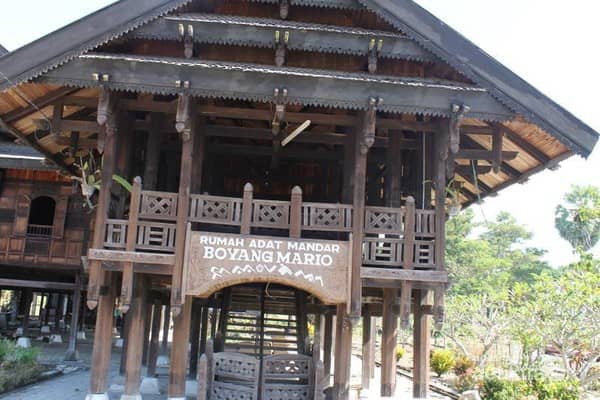 rumah adat sao mario