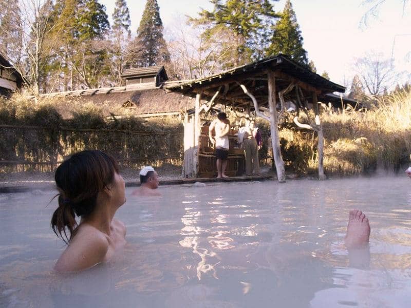 Berendam di Onsen