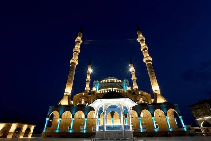 Lampu Menyala di Setiap Menara Masjid