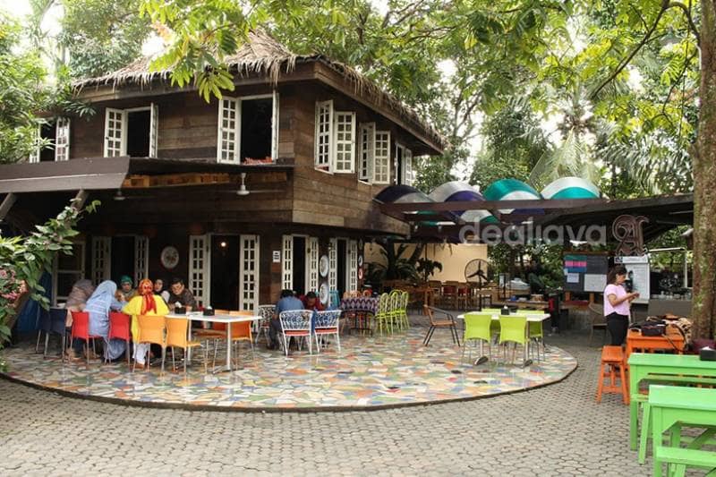 cafe rumah pohon