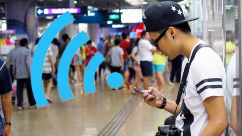 Menikmati fasilitas wifi gratis di airport