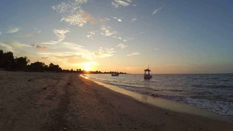 10 Pantai di Bangkalan Segarkan Mata Dan Pikiran