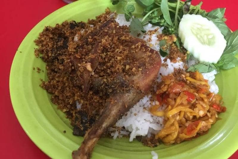 Bebek goreng kremes sambal pencit